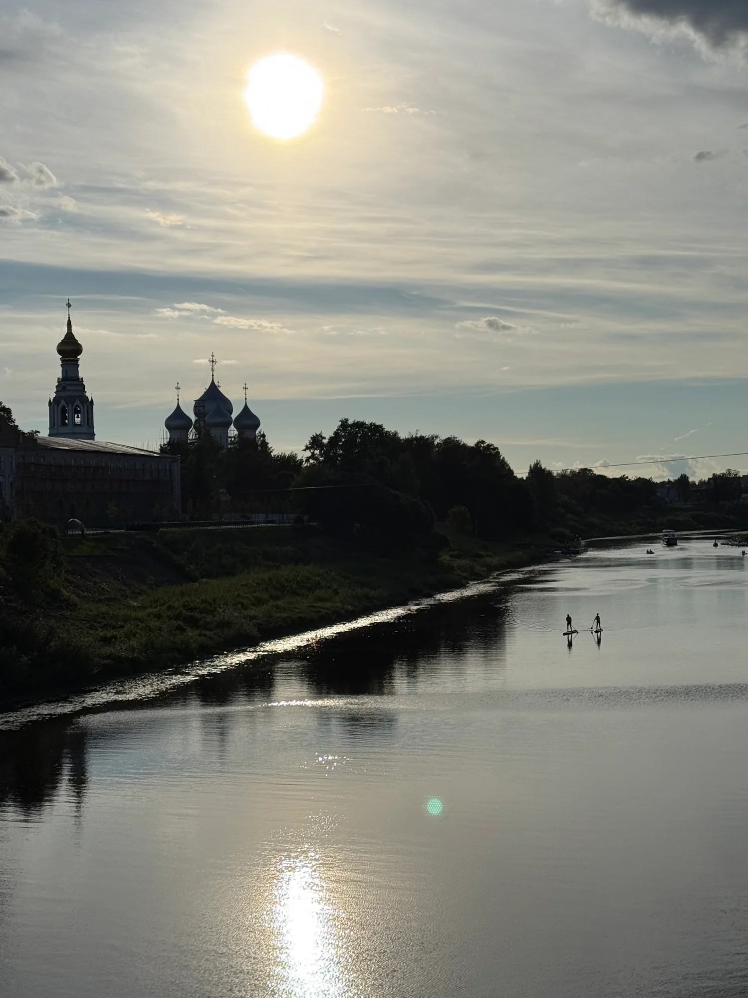 SUP-доски на реке Вологде на фоне храмов и вечернего солнца