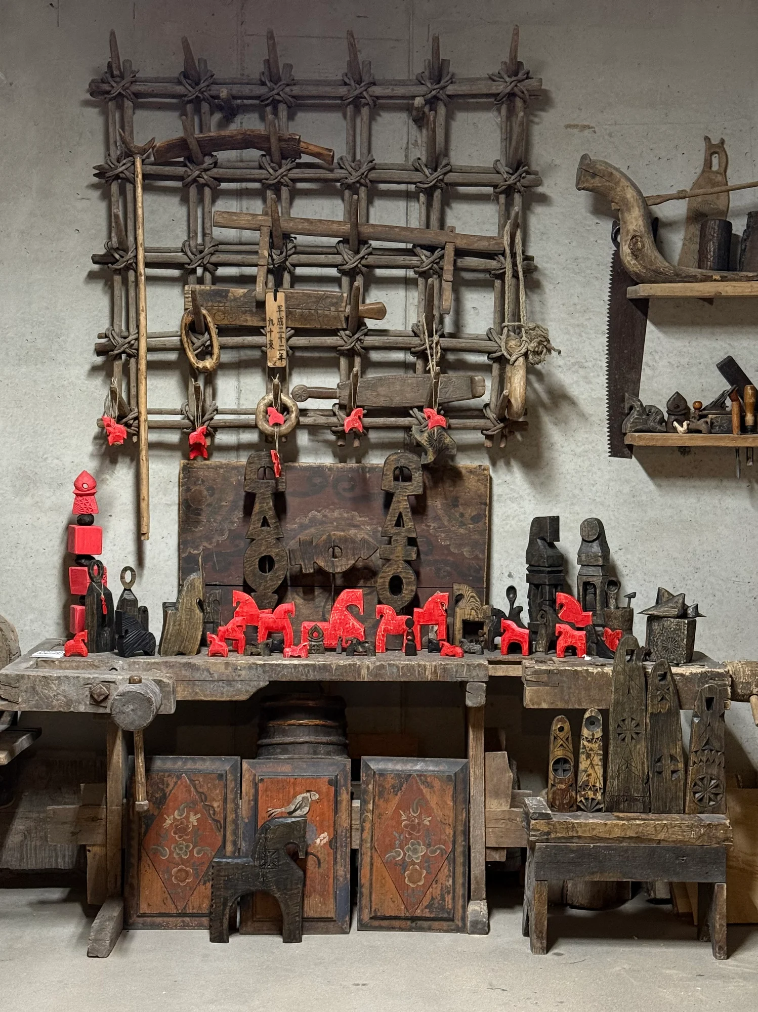Коллекция деревянных работ и старинных предметов в мастерской WoodenArtefact